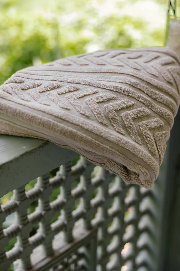 Streams Jacquard Towel 600 GSM